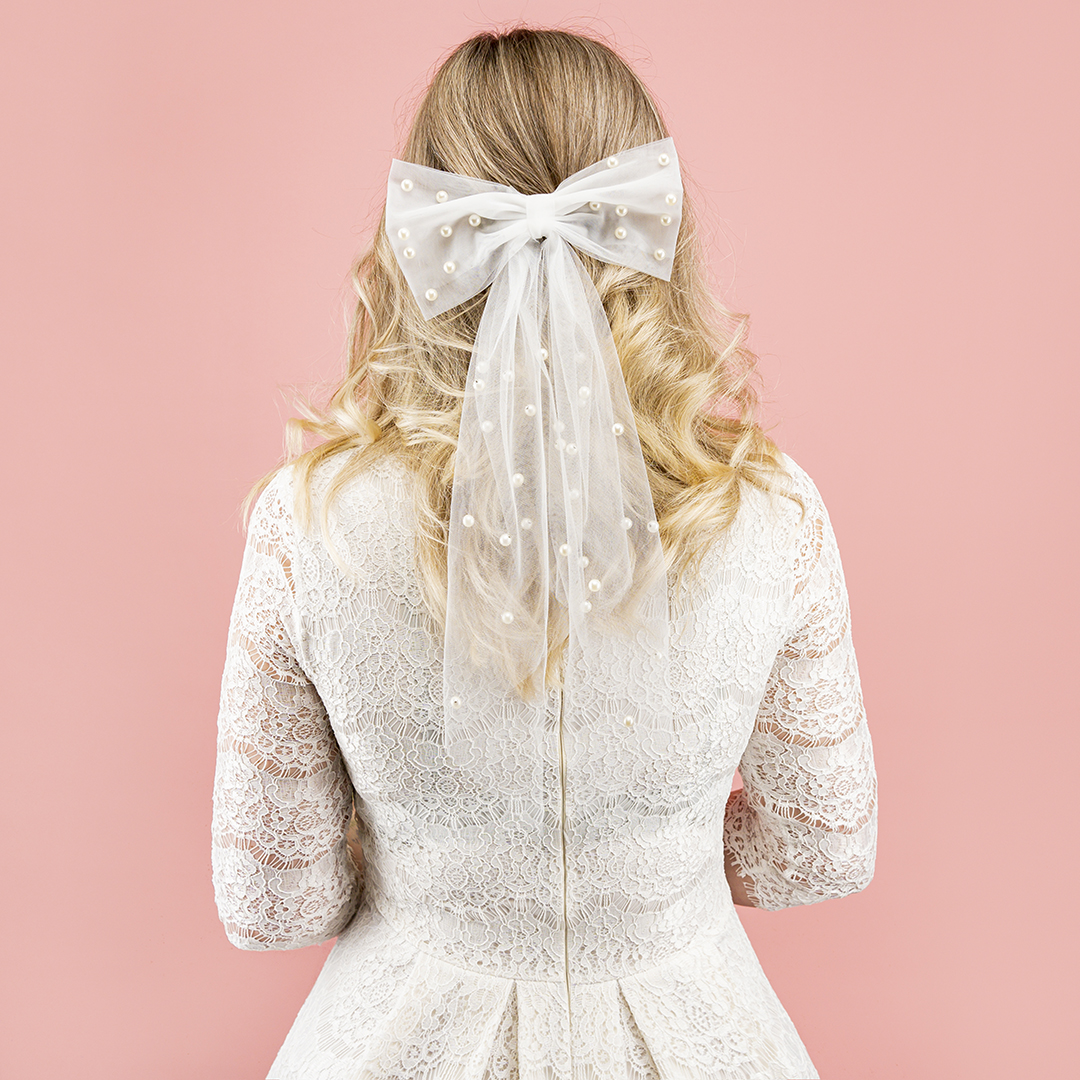 Бант с бусинами на заколке, Белый, 40 см, 1 шт. 