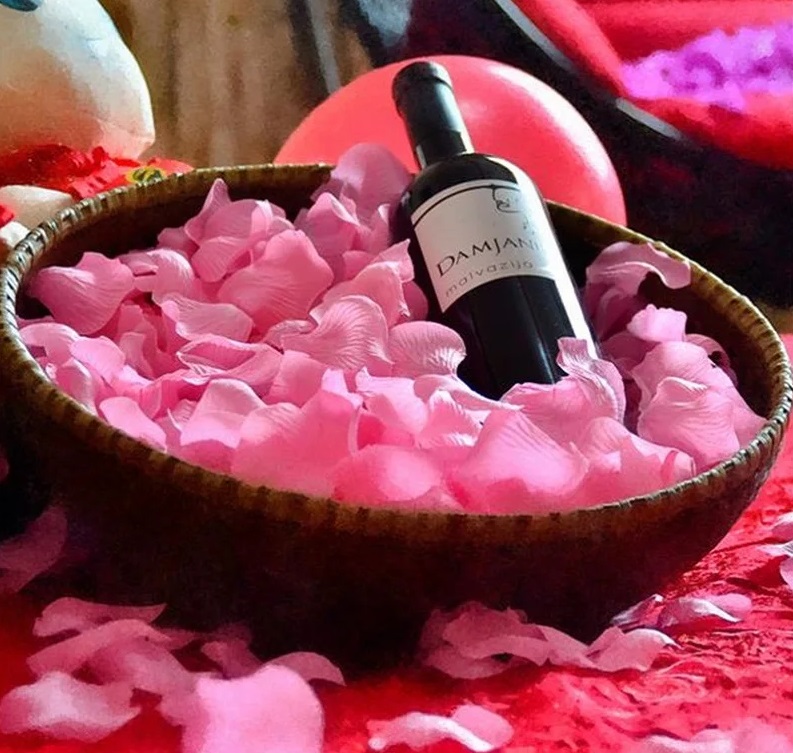 Искусственные лепестки роз, Фуксия, 5,5*5,5 см, 150 г.