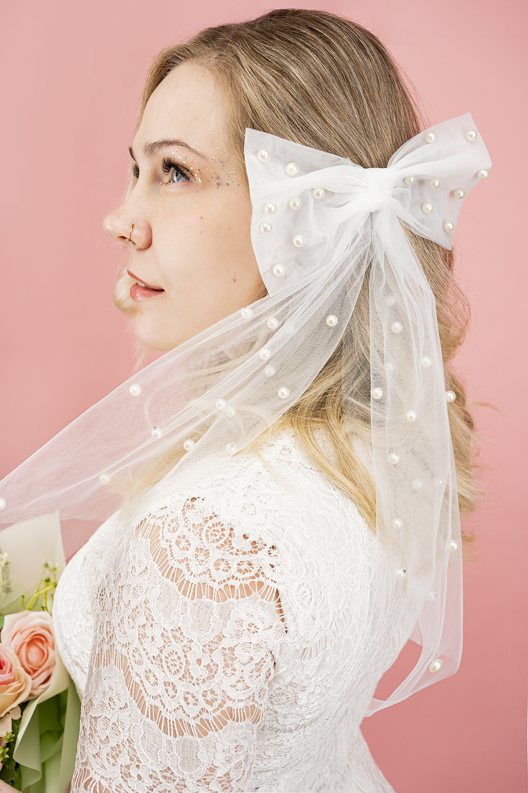 Бант с бусинами на заколке, Белый, 40 см, 1 шт. 